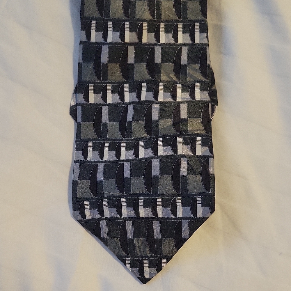 Elegant Black and Gray Geometric Men's Tie  **Henry Grethel 100% Silk
